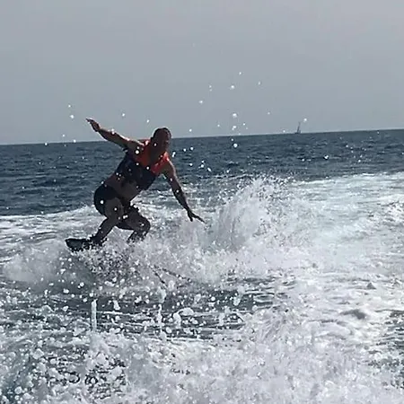 Neue Moderne אגדה